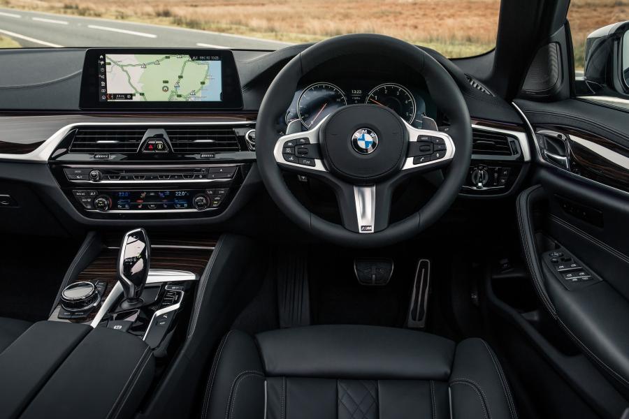 Торпедо BMW 530i xDrive Sedan M Sport 2017 года  (UK) (фото 22 из 23)
